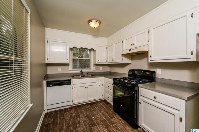 Foto del edificio - 5422 Pine Rd