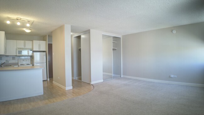 Photo du bâtiment - 11147 Whyte Ave NW