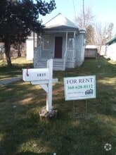 Building Photo - 1831 Summit Dr