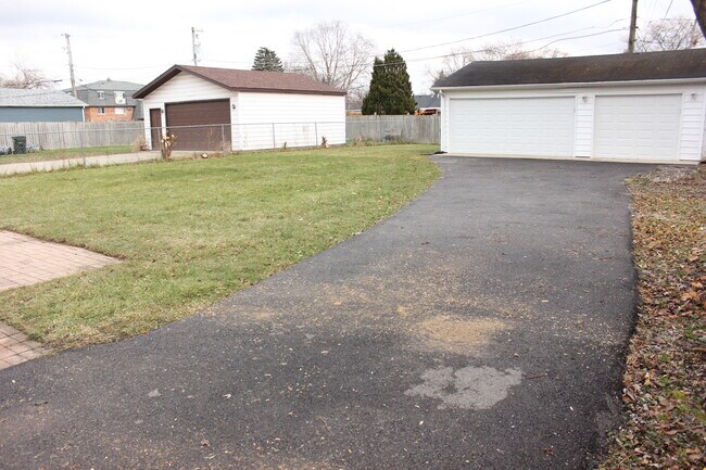 Driveway with 3 car garage - 17315 71st Ct House