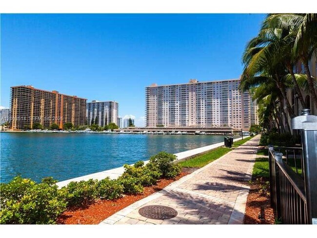 Foto del edificio - 17100 N Bay Rd