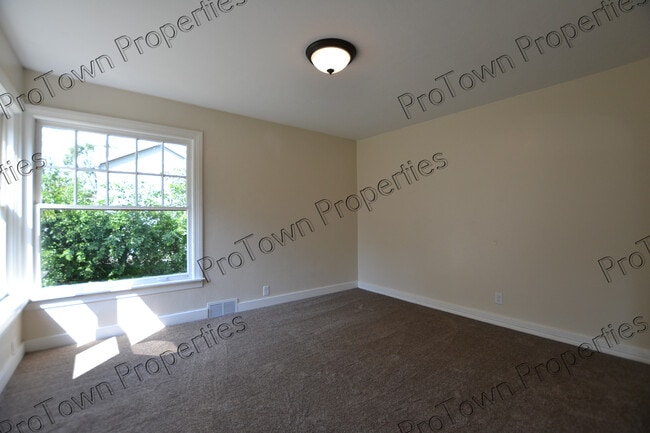 Building Photo - 509 W Oak Ave