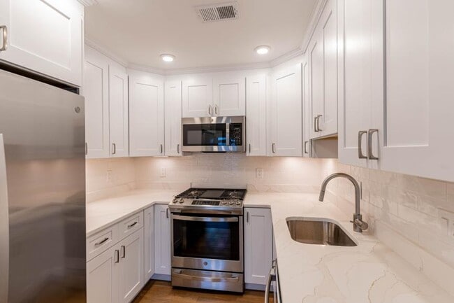 Building Photo - 2 bedroom in Boston MA 02128