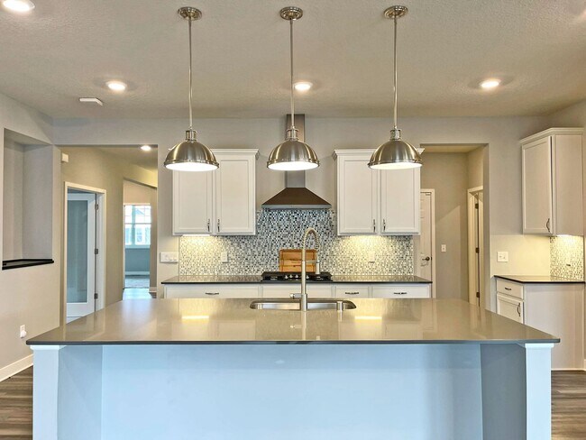 Building Photo - Sparkling, SPACIOUS Like-New Home with 3 B...