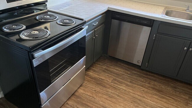 Building Photo - 2 bedroom, 2 bath duplex with a 2 car gara...