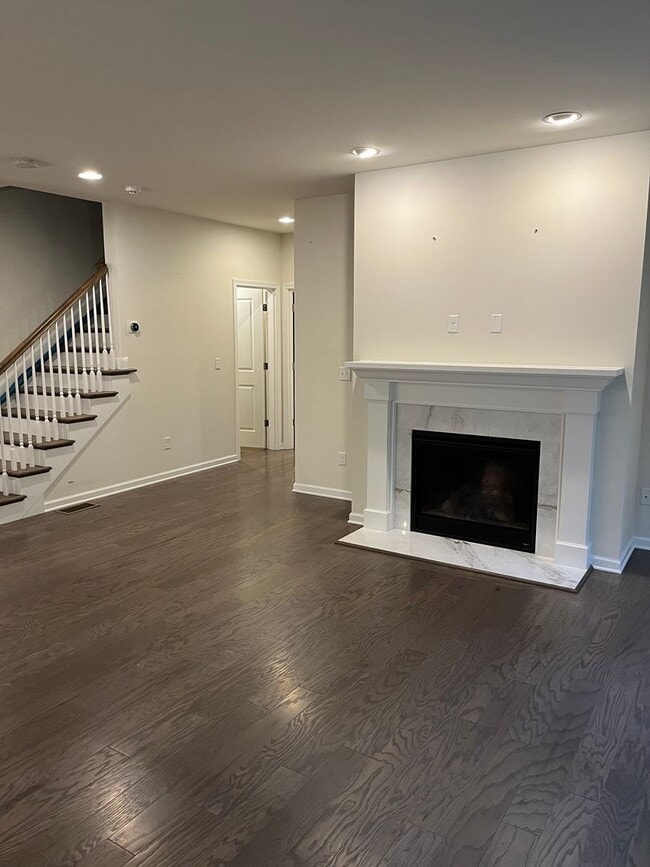 Building Photo - Large Executive 5 Br 3.5 Bath Home in Weym...