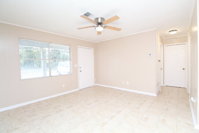 Foto del edificio - Updated 2BR/1BA Milton Triplex Unit Near Hwy 90 with Tile Flooring, Modern Bath Updates & Voucher...