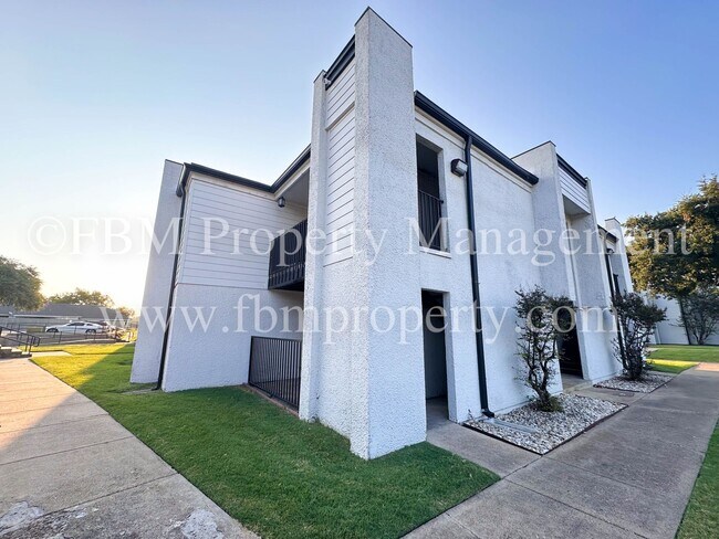 Building Photo - 2401 Yorkstown Dr