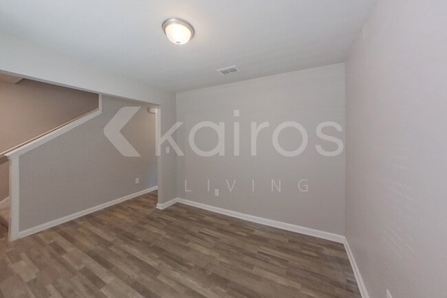 Building Photo - 214 York Ln