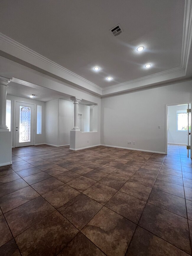 Building Photo - Stunning 4-Bed 3 Car Garage Gated Single S...