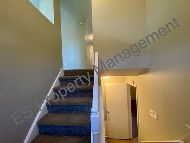 Building Photo - Beautiful 4 Bedroom 2 Bathroom Bi-Level Ho...