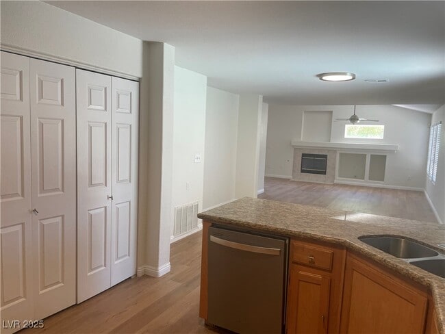 Building Photo - 9680 Redstar St