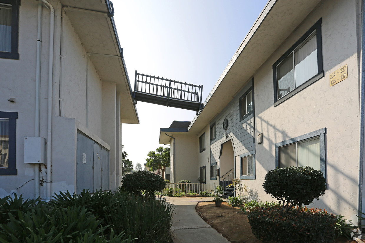 Primary Photo - Broadway Apartments