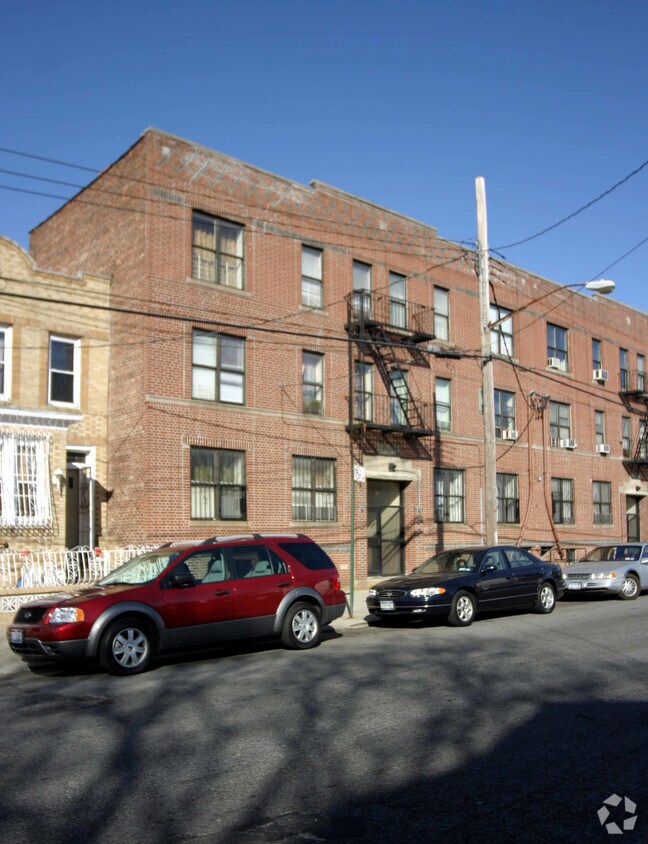 Primary Photo - 686 Ashford St