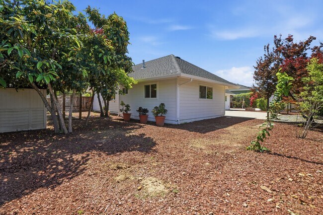 Foto del edificio - Light-Filled Home on Expansive Lot in Top-Rated School District with Vaulted Ceilings & Entertain...