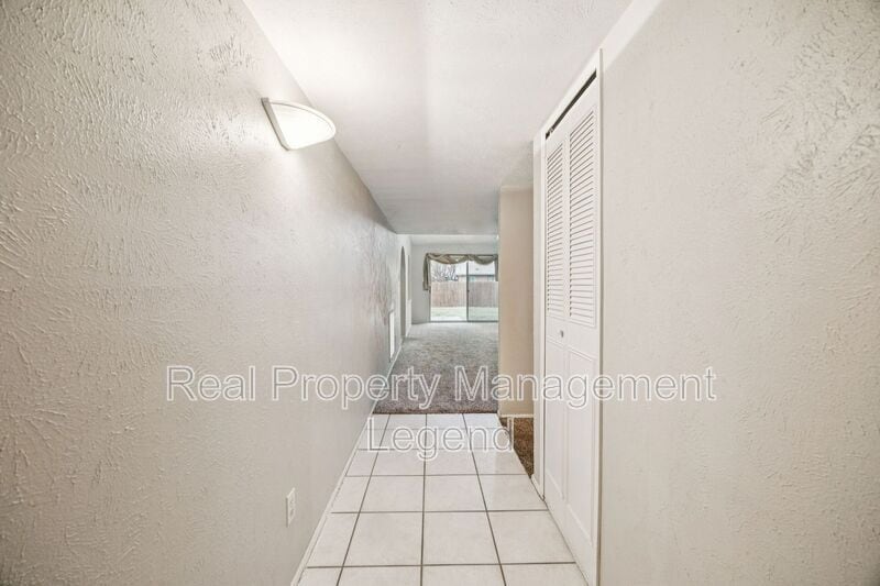 Photo - 317 E Grenoble Dr