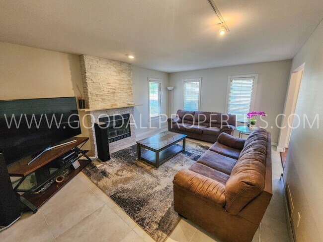 Foto del edificio - Executive 4 Bedroom 2 car garage home in C...
