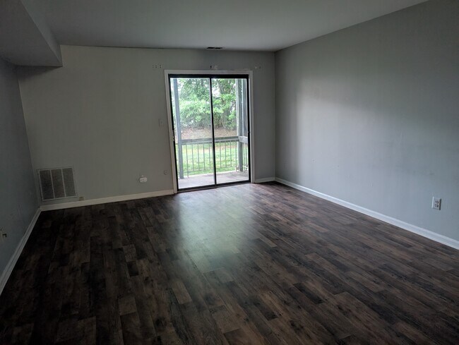 Foto del edificio - 2104 Woodbridge Commons Way