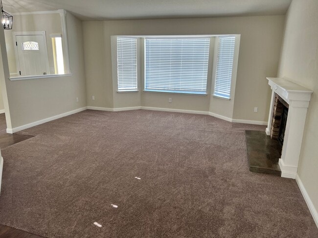 Building Photo - Great looking home on a court location wit...