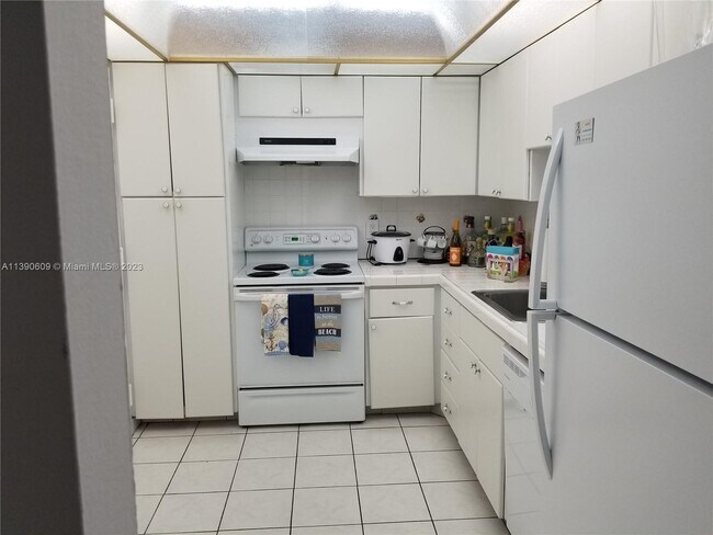 Building Photo - 1950 S Ocean Dr
