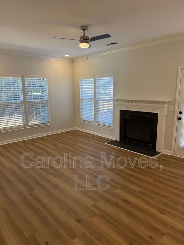 Foto del edificio - 230 Spring Crossing Cir