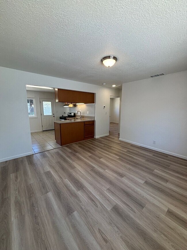 Building Photo - Fully Remodeled 2 Bedroom, 1 Bath