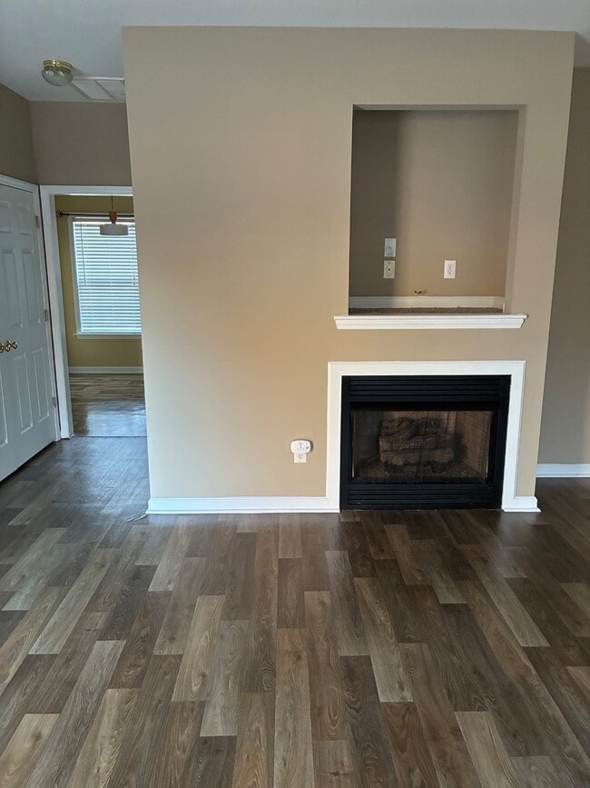 Building Photo - 2861 Bennington Dr