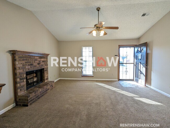 Foto del edificio - 6610 Sleepy Oak Dr-Self Tour Available Thr...