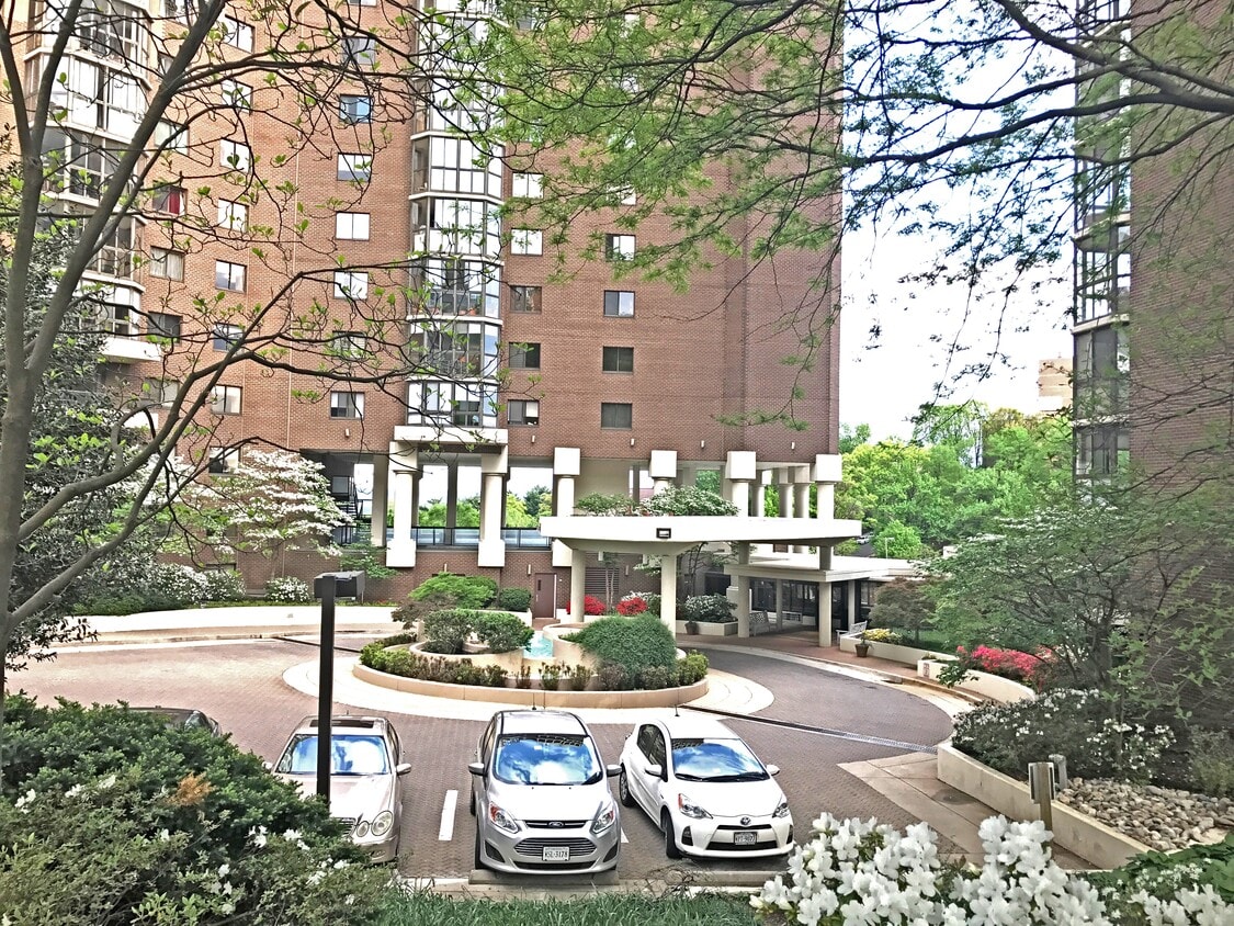 Front Circle - 1600 N Oak St