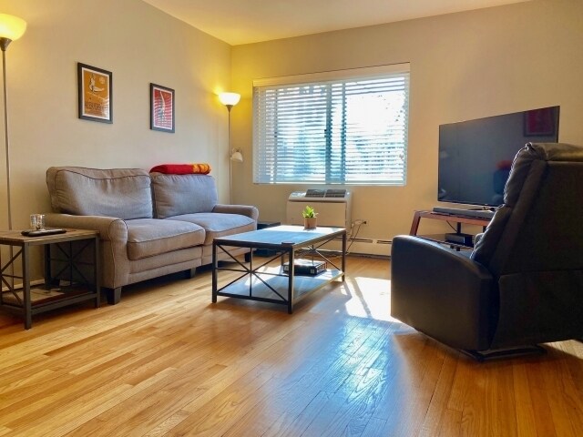 Building Photo - 526 W Roscoe St