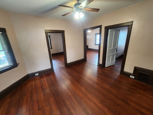Foto del edificio - Two bed one bath lower near downtown and p...