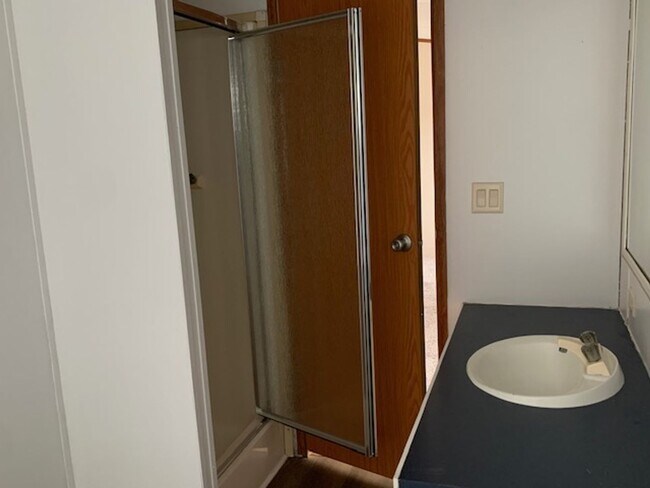 Building Photo - Available Now! 3 bed 2 bathroom