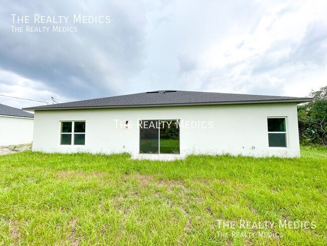 Building Photo - Available NOW! Adorable 4 Bedroom, 2 Bathr...