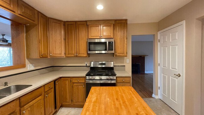 Foto del edificio - Spacious 4-Bedroom with Mountain Views & U...