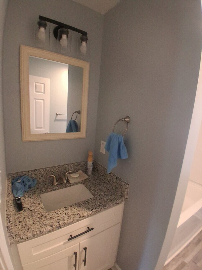 Foto del edificio - 104 Bay Colony Ct