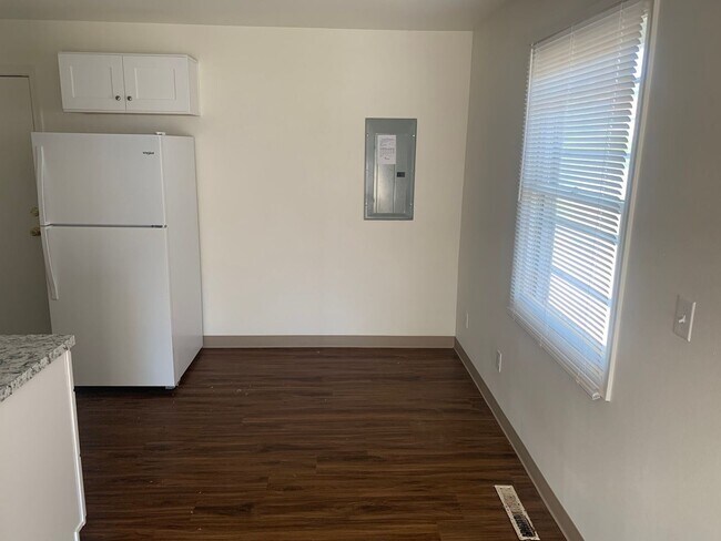 Building Photo - 3 br, 1 bath House - 215 SE 148th Ave