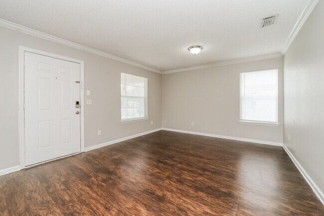 Building Photo - 1540 Golf Forest Dr