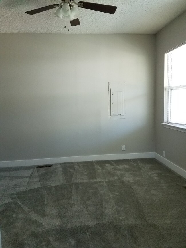 Building Photo - Spacious 4 BR 3 Bath single family home ne...