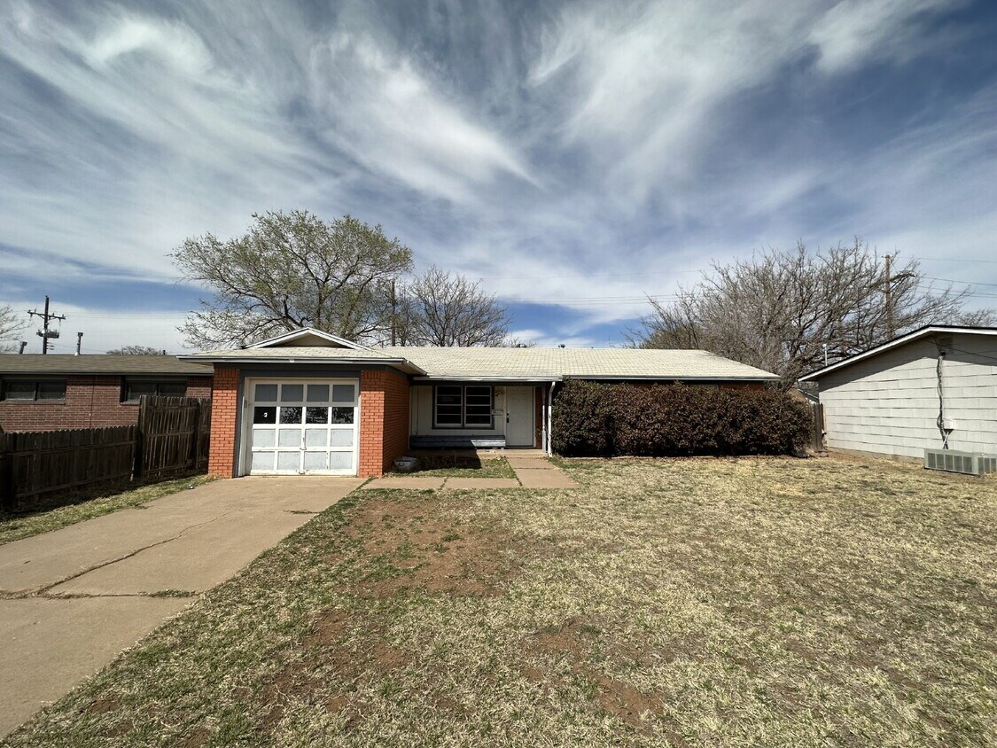 Primary Photo - Nice House Close to Shopping & Entertainment