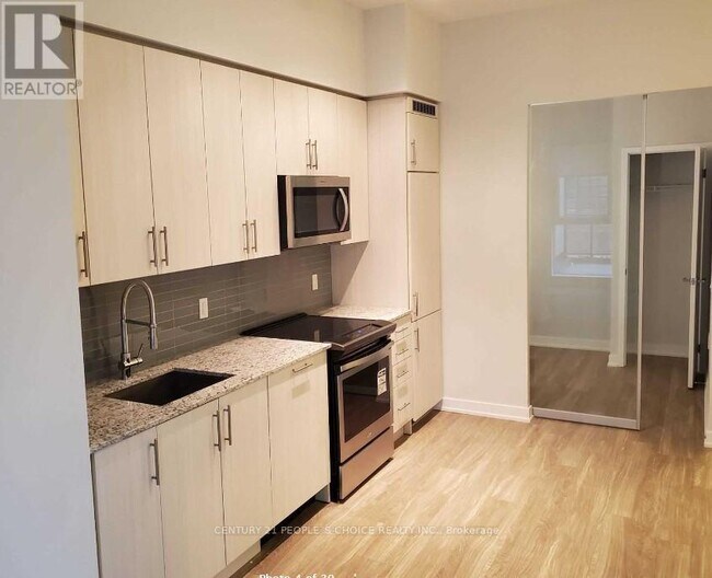 Photo du bâtiment - 4055-4055 Parkside Village Dr
