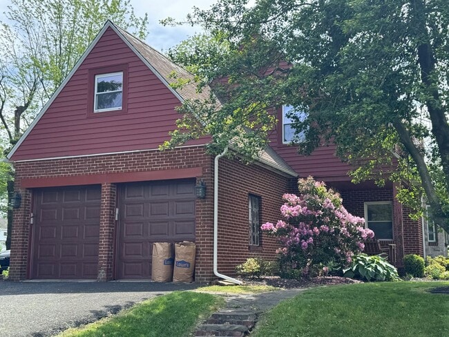 Building Photo - Lansdale 4 Bedroom Cape Cod with 2 car gar...