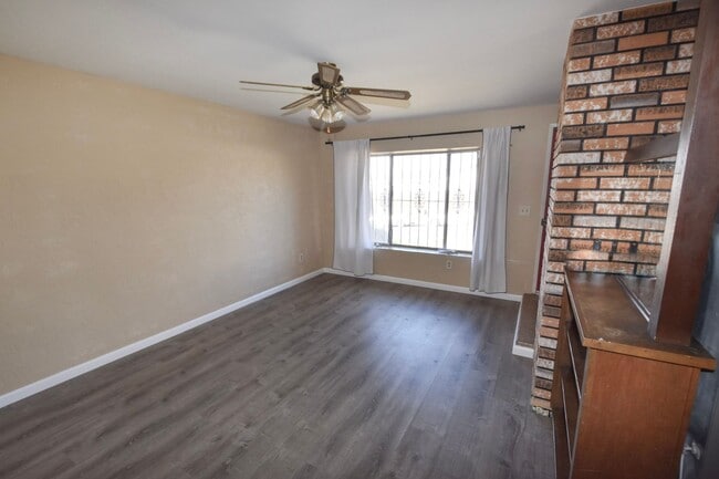 Building Photo - Long Term unfurnished rental!