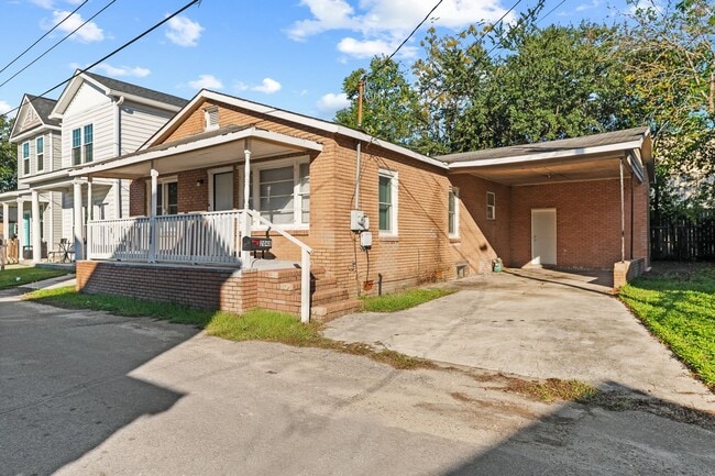 Foto del edificio - Charming Brick Bungalow in the Heart of No...