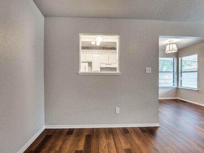 Building Photo - 1710 Hillcrest Dr