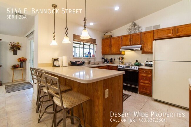 Building Photo - Gorgeous 3/2 FULLY FURNISHED house right o...