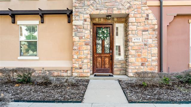 Building Photo - 6752 Plaza Via