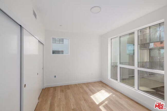 Foto del edificio - 23036 Ventura Blvd
