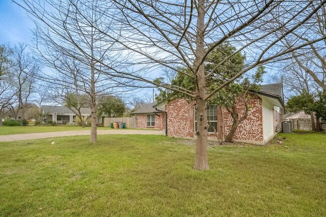 Building Photo - 2103 Pompton Dr