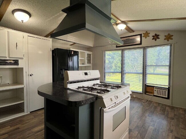 Foto del edificio - 3-Bed, 2-Bath Mobile Home in Agra