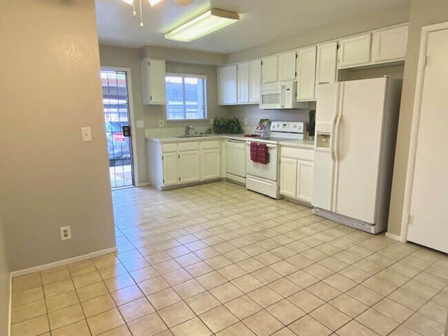 Foto del edificio - Renovated townhome features 2 Beds and 1.5...
